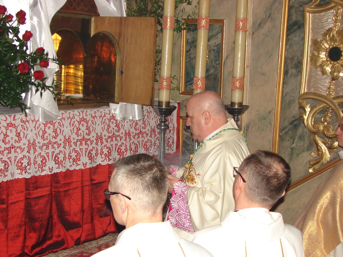 bp_greger's tweet photo. Pan Jezus, tej nocy, kiedy został wydany, "umiłowawszy swoich na świecie, do końca ich umiłował" (por. J 13, 1). O tej prawdzie rozważaliśmy w żywieckiej konkatedrze, rozpoczynając tegoroczne Triduum Paschalne. https://t.co/8GQRNYmvhb