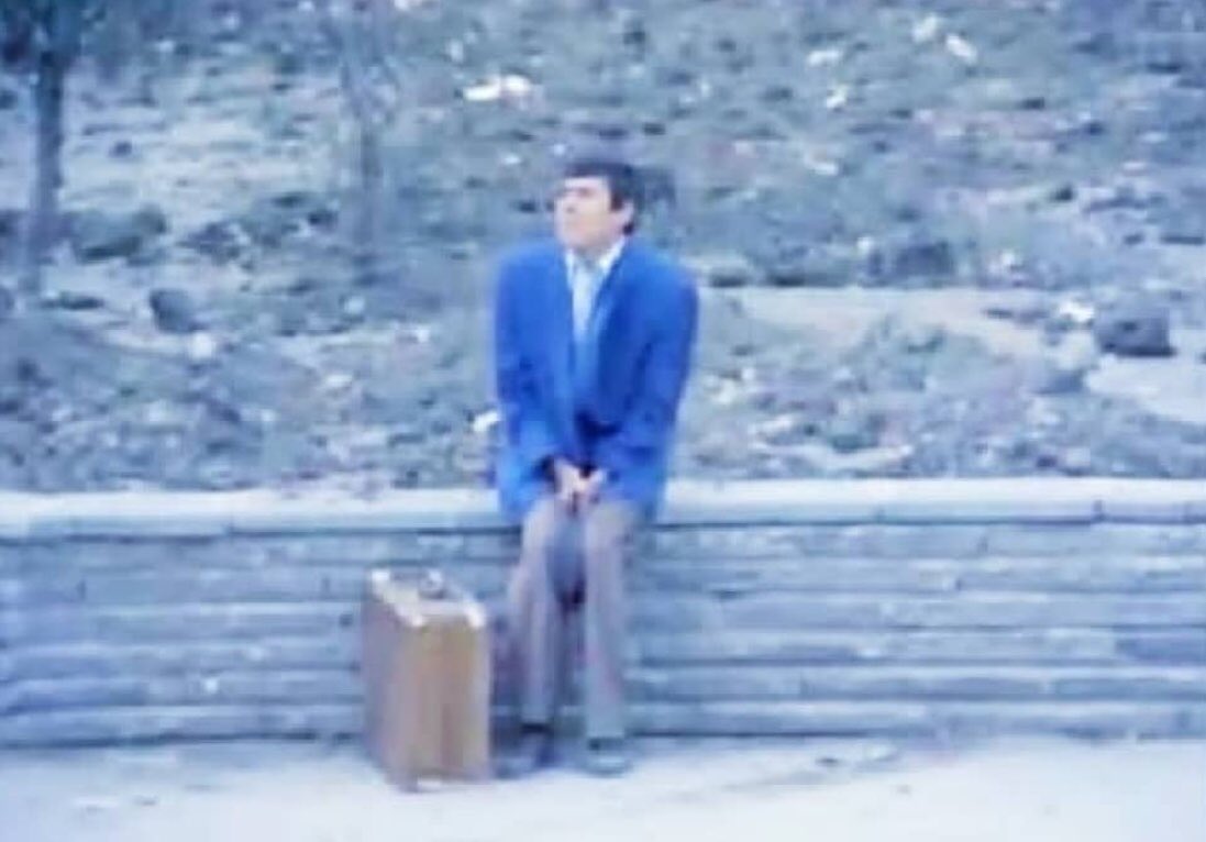 Üniversiteye şehir dışına gelmişimdir ve ilk gün ailem beni bırakıp gitmiştir.