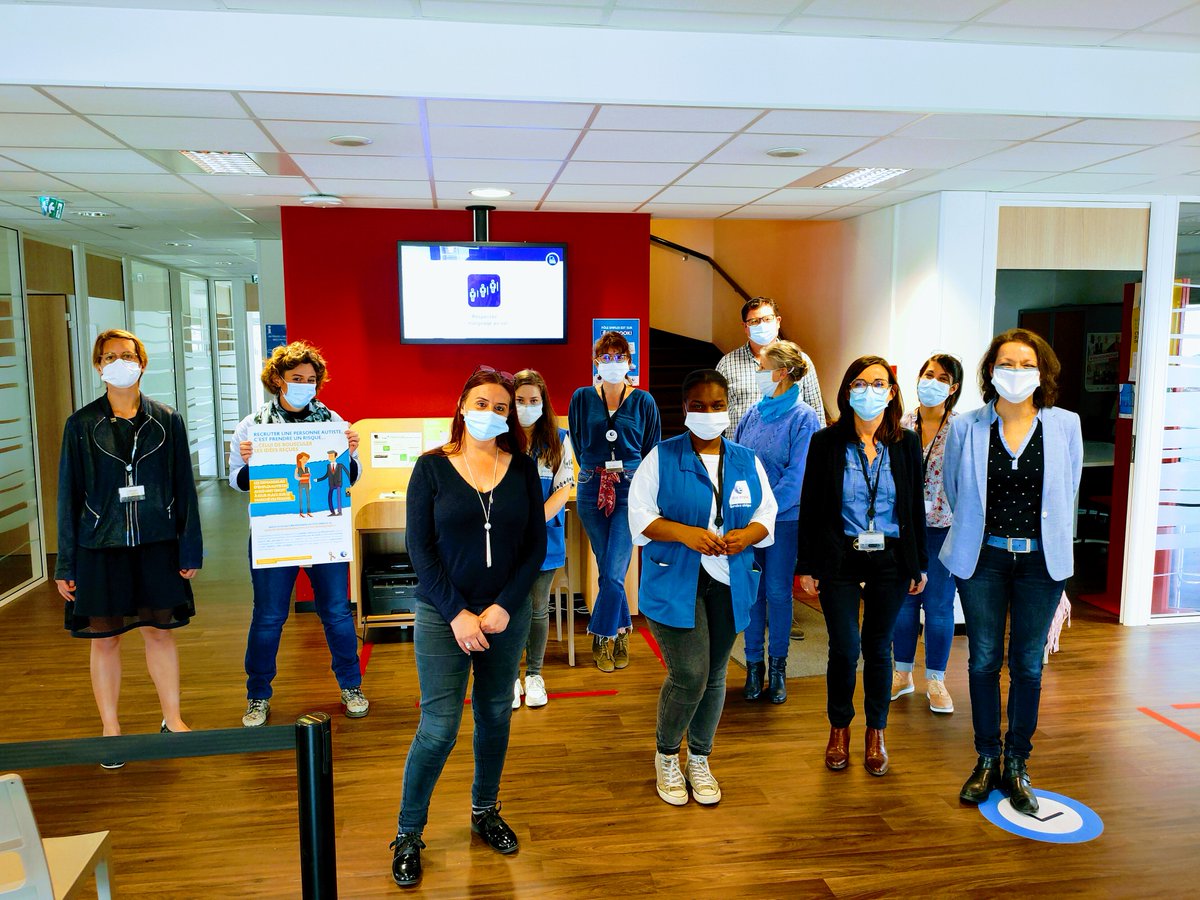 Pour la journée mondiale de sensibilisation à l'#autisme, l'agence @poleemploi_PDL Laval St Nicolas mobilisée et #TousEnBleu !