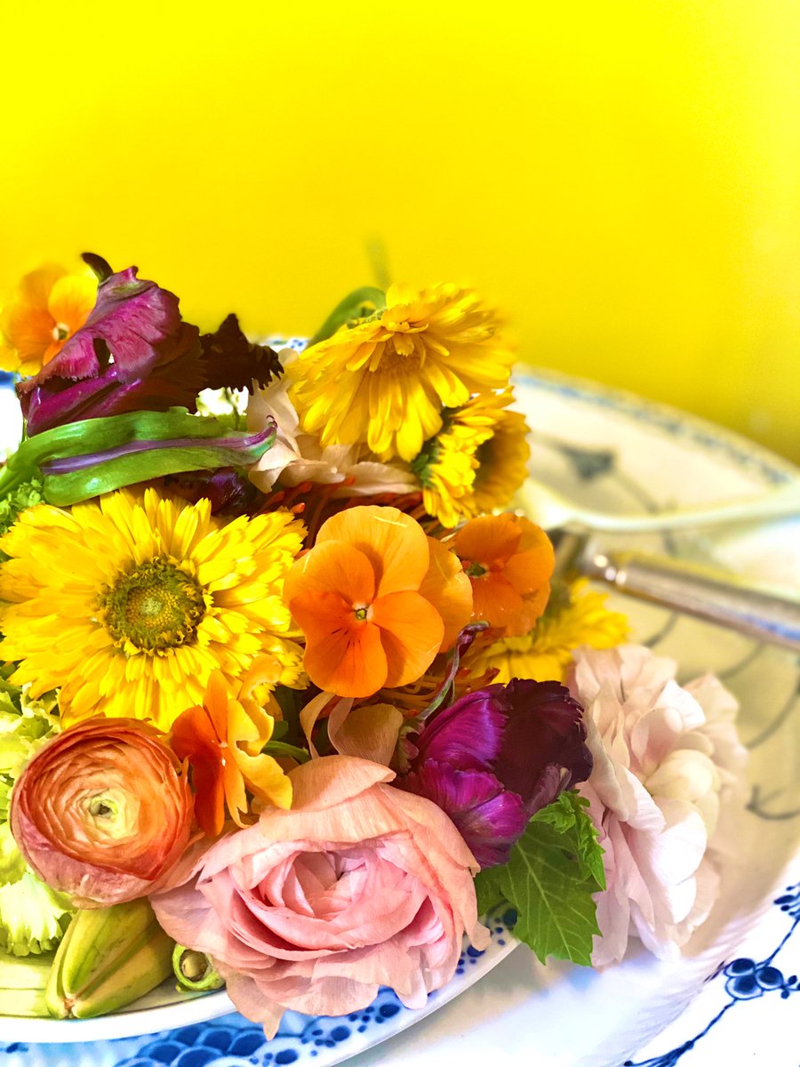 Ready for first Easter Lunch .
Flowers makes us happy....
Bon Appetit