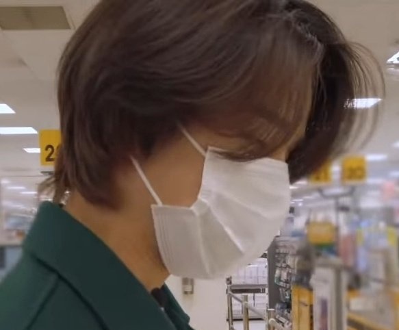 LOOKSKJW's tweet photo. jungwoo's long hair 😭😭😭 https://t.co/LagiKn11jD