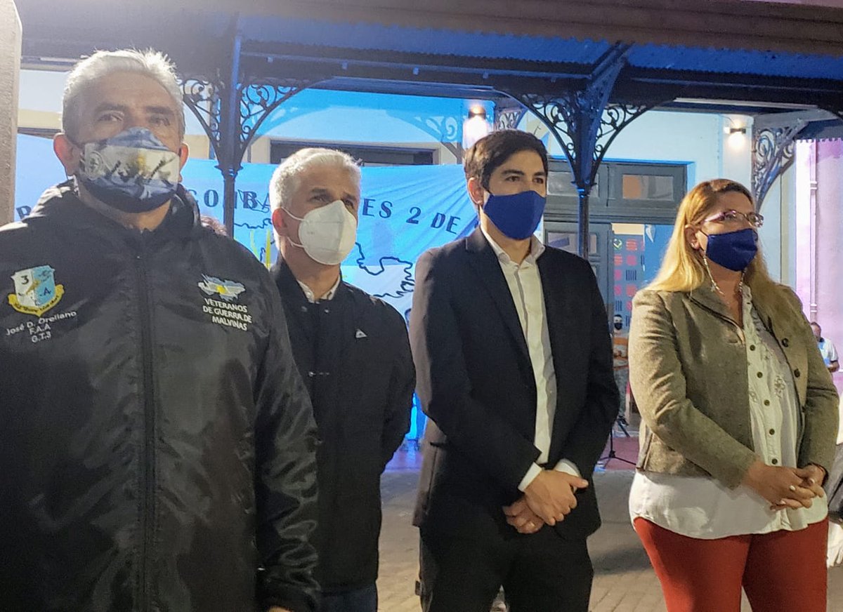 GuilleFAraujo's tweet photo. Anoche acompañé a nuestros Veteranos en la Vigilia del Desembarco. Rindamos, hoy y siempre, honor y gloria a los héroes que defendieron nuestra Patria, y gritemos todos juntos ¡Las Malvinas son Argentinas! https://t.co/73iOizw14n