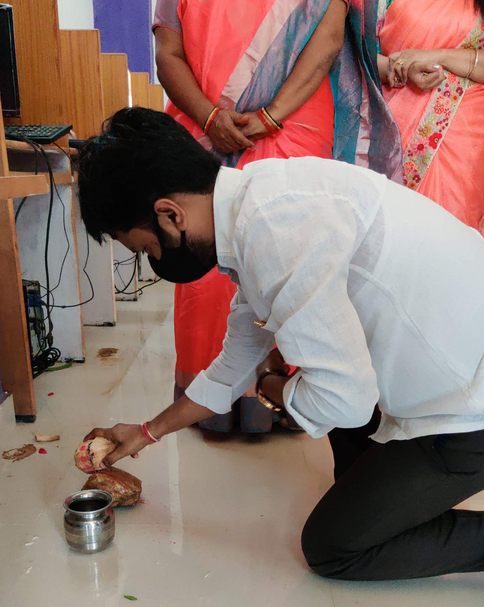 SundeepMakthala's tweet image. 👉 First @TelanganaIT District office inaugurated @ Mulugu
👉 Dist administration provided 1500sft at HQ
👉 15computers equipped besides other facilities. 
👉 Dist SECY Dharmendar took charge
👉 All districts to have TITA office space soon

Thnx @KTRTRS anna, @jayesh_ranjan sir🙏