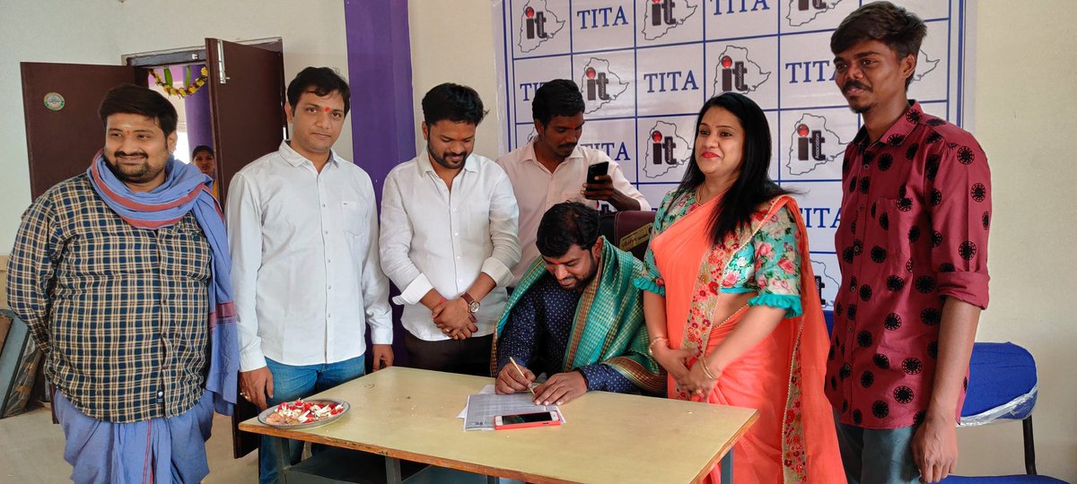 SundeepMakthala's tweet image. 👉 First @TelanganaIT District office inaugurated @ Mulugu
👉 Dist administration provided 1500sft at HQ
👉 15computers equipped besides other facilities. 
👉 Dist SECY Dharmendar took charge
👉 All districts to have TITA office space soon

Thnx @KTRTRS anna, @jayesh_ranjan sir🙏