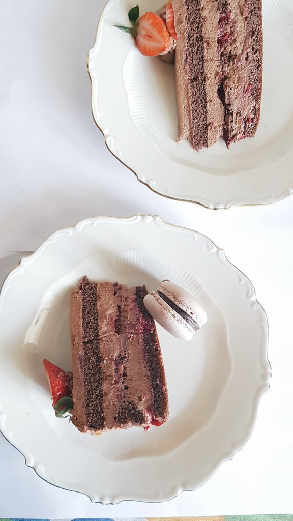 I bake cakes too. Sometime. 

#chocolate #cake #homemade