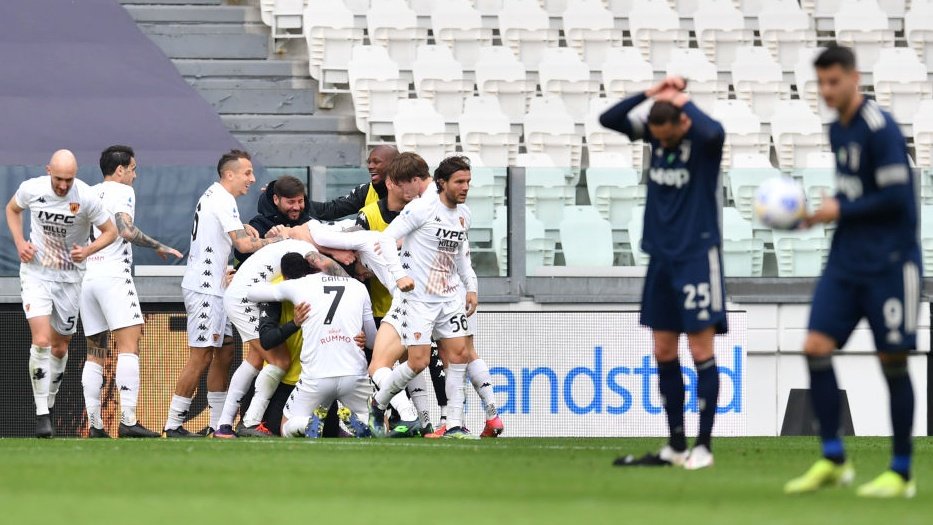 Radio1Rai's tweet photo. ⚽ Clamoroso allo Stadium: #JuveBenevento 0-1. Per i bianconeri di #Pirlo è addio allo scudetto?
🗣️ I vostri commenti a #DomenicaSport con l'hashtag #TuttoIlCalcio https://t.co/nNfP5YlreQ