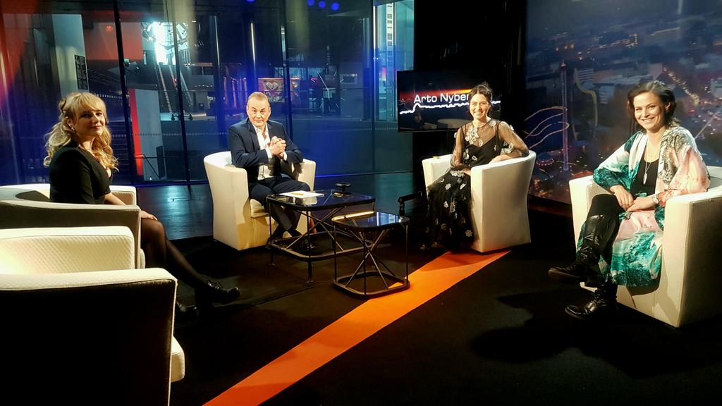 Suora @artonyberg <a href="/YleTV1/">Yle TV1</a> klo1845: Yona, <a href="/HBrotherus/">Hanna Brotherus</a> ja Lotta Lehtikari