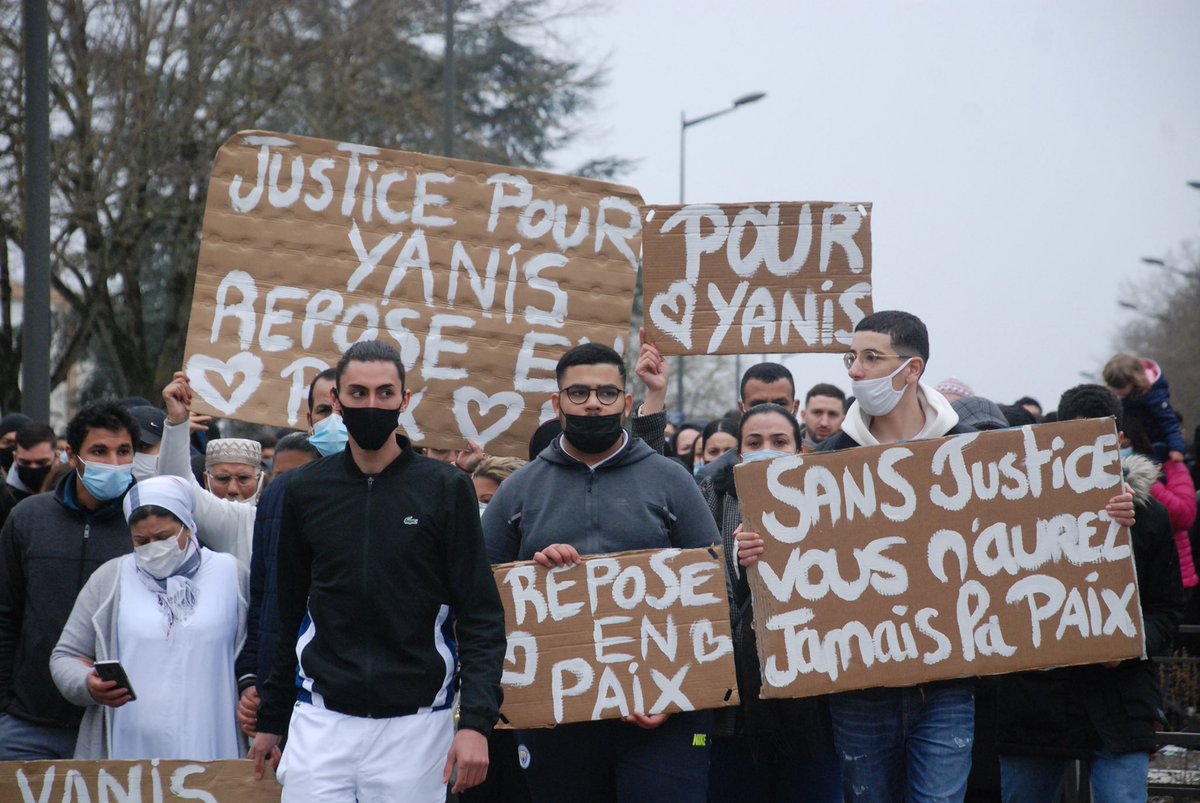 BlascoSH's tweet photo. 📸21.03.21 Marche blanche dans les quartiers nord de Blois en mémoire de Yanis 16 ans décédée  jeudi 18 mars suite à un grave accident survenu le 16 mars. ⤵️ https://t.co/UlxXvXV7qq