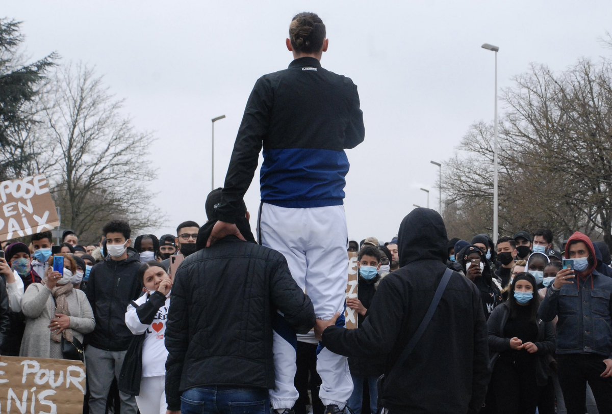 BlascoSH's tweet photo. Discours très digne de la mère et du cousin de Yanis. Entre 300 et 400 personnes étaient présentes https://t.co/LX3Er7sSwu