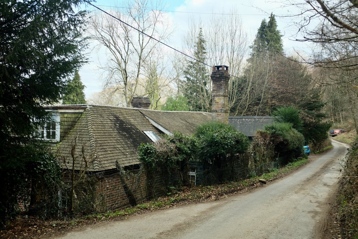 エルガーがチェロ協奏曲を書いた時の家、通称BrinkwellsがサセックスのFittleworthにある。山林の中にある茅葺の家（上）。彼が執筆に使った庭にあったスタジオは、後に近傍のBedhamというさらに奥まった所に移された。こちらは宿泊可能（右下）。