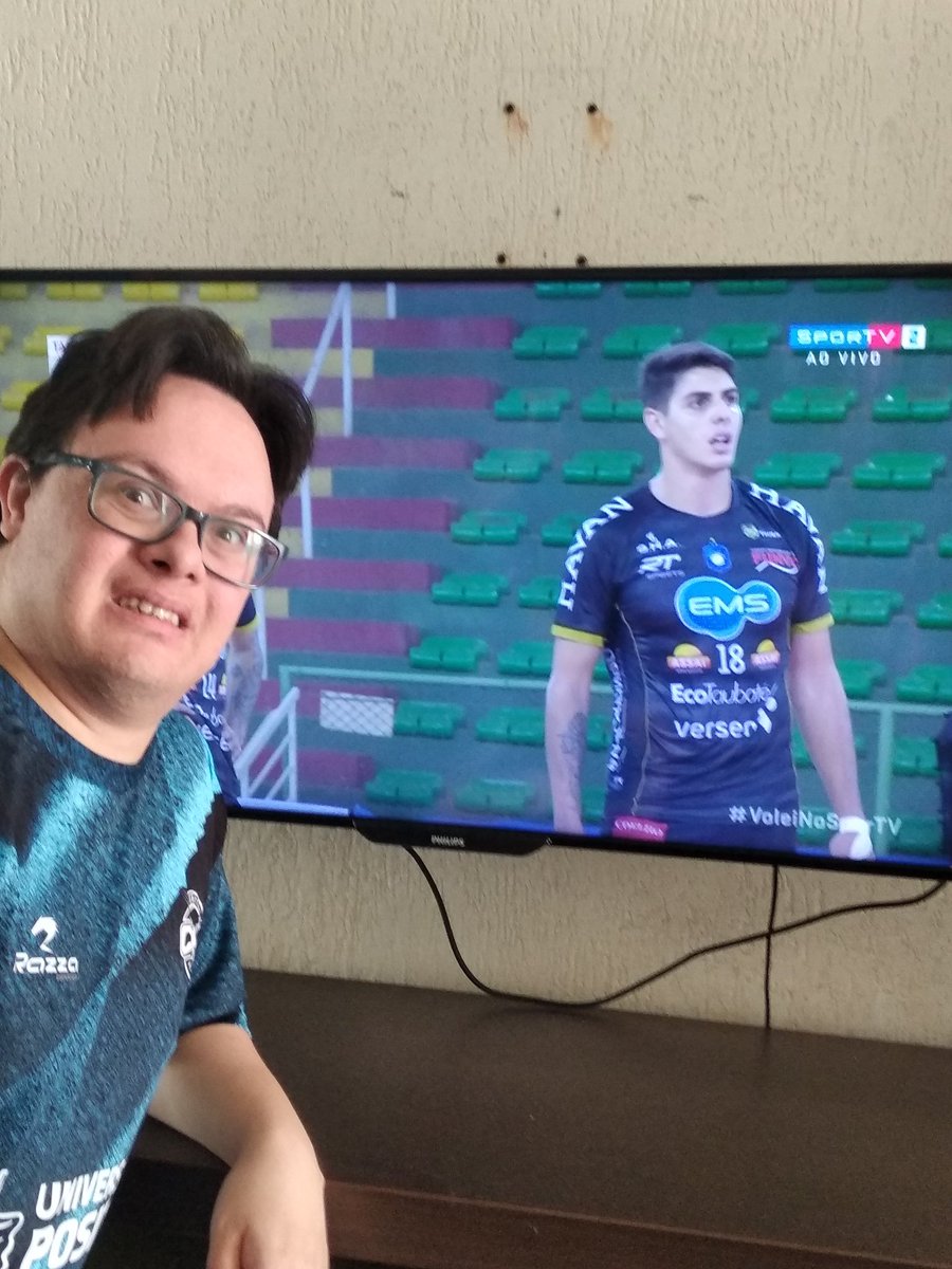 berti_maristela's tweet photo. #VoleiNoSporTV hoje é dia internacional da síndrome de Down e meu filho que ama vôlei aqui torcendo para o América... Com a camisa do Curitiba vôlei. https://t.co/yGs7RbSNRa