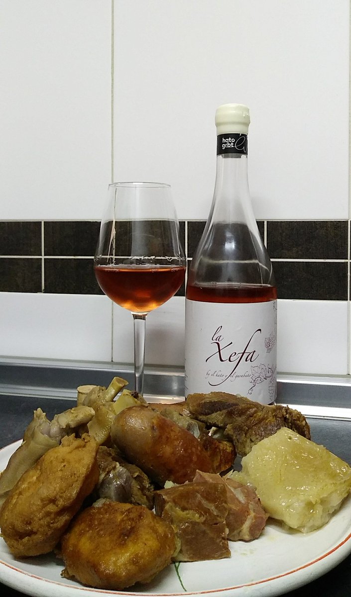 JesusPilar79's tweet photo. Pues un domingo más como marca la tradición toca #Cocido así que vamos #AlLio y disfrutar de un buen cocido perfectamente armonizado con un #Rosado #LaXefa del @hatoygarabato @DOArribes y tarta de manzana casera 🔝💪 https://t.co/3lzivx7m4P