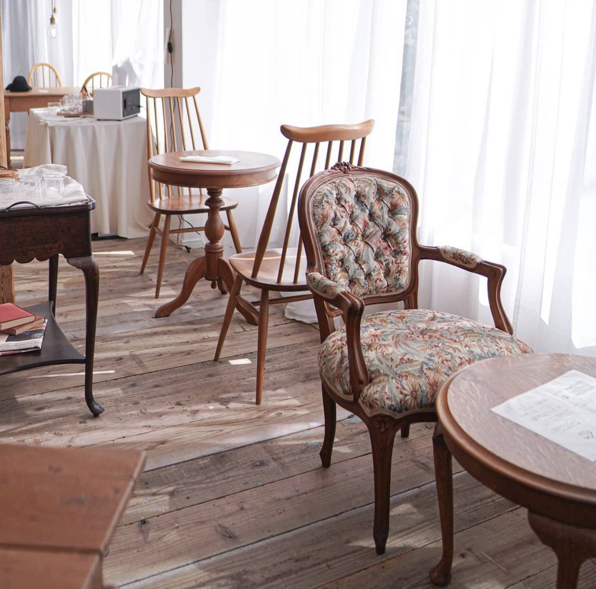 unni_jpn's tweet photo. 京都に出来た完全招待韓国風カフェ『un weekend a home』☕️

インスタのフォロワーのみ入店可能で、アカウント開設から数日でフォロワー数が9000以上になるほどの人気ぶり！🎊

アンティーク家具と韓国風スイーツで素敵な時間が過ごせる空間🤍

〒605-0063
京都府京都市東山区松原町２７２−５ https://t.co/hk9tqPpf27