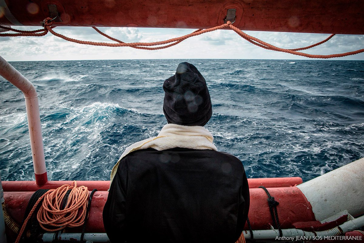 SOSMedFrance's tweet photo. Après sa 4e demande en 4 jours, l'#OceanViking attend qu'un lieu sûr lui soit désigné par les autorités pour débarquer 116 rescapés

Aujourd'hui -et les jours qui viennent- la météo en Méd. centrale continue de se dégrader fortement, affectant l'état de santé de nombreux rescapés https://t.co/1zo2P3rlAG