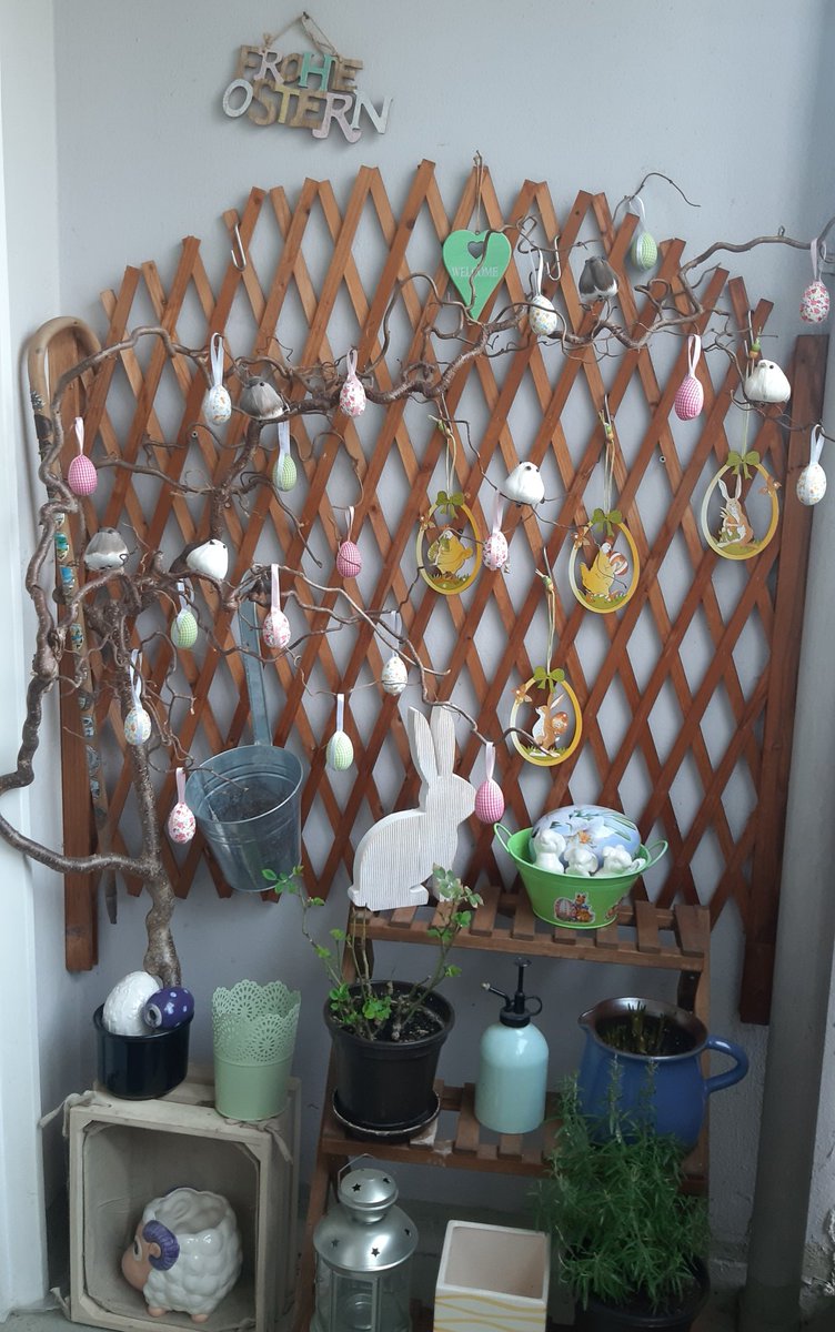 Kamelieの北ドイツ 生活 イースターの飾りをやっと出しました 玄関前 下駄箱の上 ドアと少しのスペースですが春らしい色合いは楽しくなります 安いものばかりだけど毎年少しづつ集めたデコレーション達です