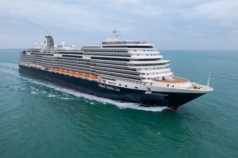 HALcruises's tweet photo. Roses are red, wine is divine. We wish we were on a #cruise with Holland America Line. Retweet if you agree! #WorldPoetryDay https://t.co/GbQorUQ4C5