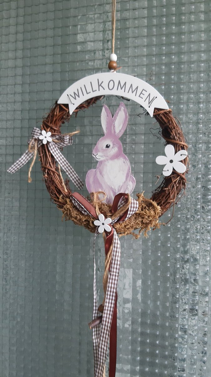 Kamelieの北ドイツ 生活 イースターの飾りをやっと出しました 玄関前 下駄箱の上 ドアと少しのスペースですが春らしい色合いは楽しくなります 安いものばかりだけど毎年少しづつ集めたデコレーション達です