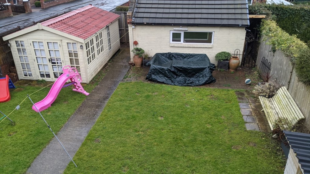 On a corner plot this 3/4 bedroom extended semi in #Scawthorpe has everything you should require from a family home
☎ 01302 751616
 #RobinsonHornsby #RHSales #RH #Yourdoncasterestateagent #doncasterisgreat #doncasterproperty #Southyorksbiz <a href="/YorkshireProps/">Yorkshire Business, Media & Property</a>
robinsonhornsby.co.uk/properties/138…