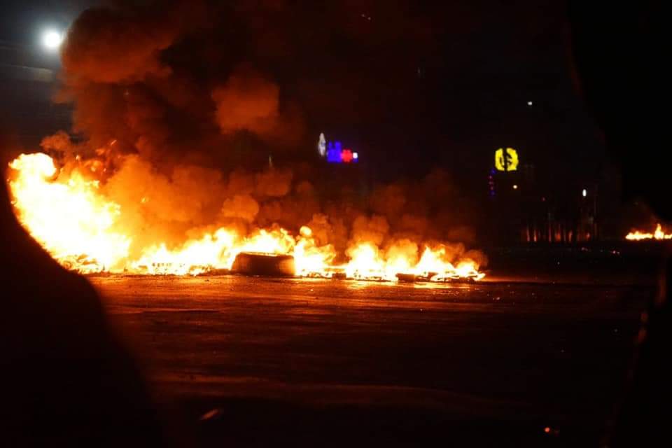 DandanieMyanmar's tweet photo. Tw // fires , violence

Tonight situation in Taunggyi Tsp, Shan State.Min Aung Hlaing's Military Terrorists Group destroy a peaceful city by setting fires &amp; opening gunfires.Then they wanna rule the country. How Shameless!

FREEDOM OF SPEECH

#WhatsHappeningInMyanmar
#Mar21Coup https://t.co/pi66rymsSl