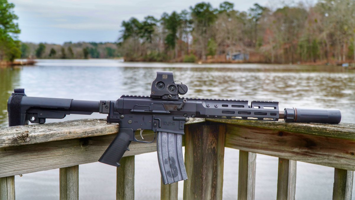 Mrgunsngear's tweet photo. Finished up my @brownellsinc BRN-180 lower with a @midwestindustries folding adapter and @sb.tactical SBA3 🇺🇸
@eotech EXPS3-0 optic
@deadairsilencers Sandman K silencer
#ar180 #brn180 #mrgunsngear #midwestindustries #sbtactical #eotech #deadairsilencers #silencersunday #300blk https://t.co/eKBwLteasx
