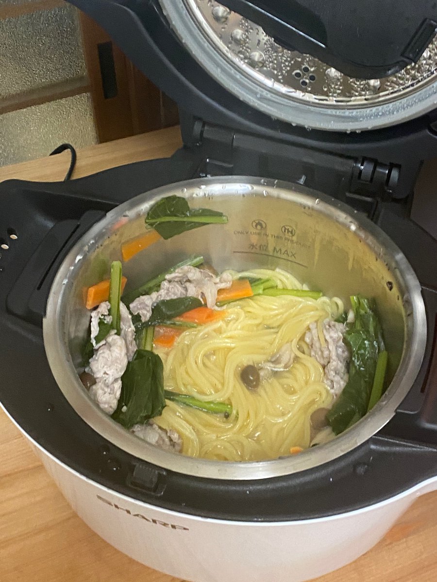 ホットクックすごかったぜ…!!!!
使った日も使わない日もホットクックはスゴイ!!!簡単!美味しい!幸せ!!!!(*'ω`*)
写真はホットクックで作った和風スープぱすたぁー!!!!
美味しいは!!!簡単は!!!
正義の優勝!!!!
?✨✨✨✨✨