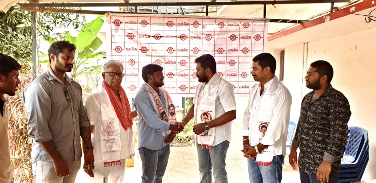 DrSandeepJSP's tweet photo. ఈరోజు భీమిలి నియోజకవర్గం 5వ వార్డు మారికవలస నుండి వైఎస్సార్సీపీ నాయకులు, యువకులు పవన్ కళ్యాణ్ గారి సిద్దాంతాలు నచ్చి జనసేన పార్టీ లో చేరడం జరిగింది. ఈ కార్యక్రమం విజయంతం చేసిన జనసేన పార్టీ నాయకుడు శ్రీకాంత్ గారికి మరియు స్థానిక జనసైనికులకు ధన్యవాదాలు. https://t.co/7289mBMqM5