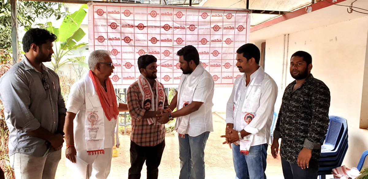 DrSandeepJSP's tweet photo. ఈరోజు భీమిలి నియోజకవర్గం 5వ వార్డు మారికవలస నుండి వైఎస్సార్సీపీ నాయకులు, యువకులు పవన్ కళ్యాణ్ గారి సిద్దాంతాలు నచ్చి జనసేన పార్టీ లో చేరడం జరిగింది. ఈ కార్యక్రమం విజయంతం చేసిన జనసేన పార్టీ నాయకుడు శ్రీకాంత్ గారికి మరియు స్థానిక జనసైనికులకు ధన్యవాదాలు. https://t.co/7289mBMqM5