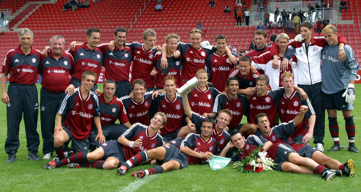 fcbayerncampus's tweet photo. 🤔 Passend zum heutigen #Trochowski-Geburtstag:
Dieses Foto entstand 2002 nach dem Gewinn der deutschen A-Jugend-Meisterschaft. Welche Spieler erkennt ihr❓ 👇 #FCBayern https://t.co/KDhMPMNA6u