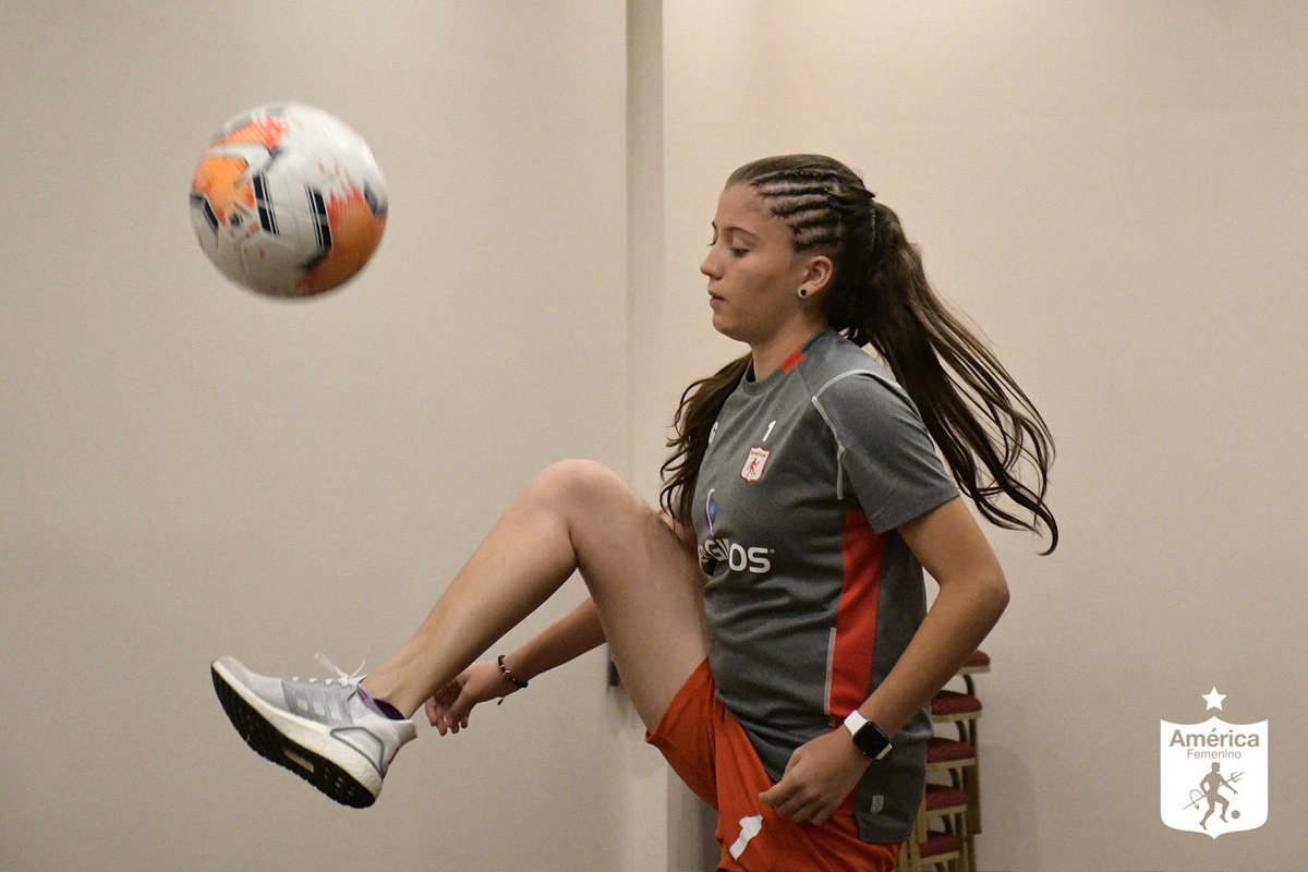 AmericaCaliFem's tweet photo. 😃 ¡Ambiente de final! Nuestras jugadoras completaron los trabajos de activación en Buenos Aires, previos al duelo contra @guerreirasgrena en el José Amalfitani 🏆🇦🇹

#LasEscarlatas
#OrgullosamenteAmericano 👹 https://t.co/M0hf8b8ZZj