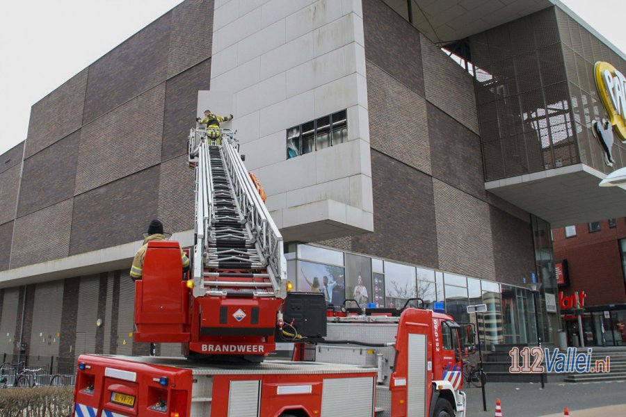 Brandweer verwijdert losse gevelplaat van Pathé bioscoop in #Amersfoort. 112Vallei.