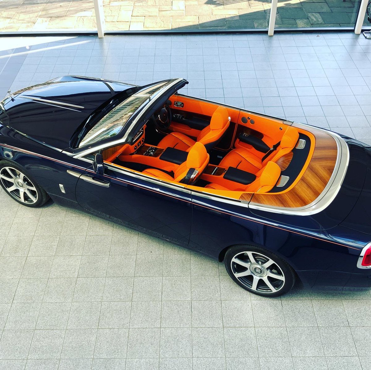 edinburgh_rrmc's tweet photo. Beautiful day in Edinburgh today. Shame this beautiful Dawn isnβt out enjoying the sun. It is live and online @GRANGEMOTORS. Contact the team for your virtual appointment to see just how good this car is #rollsroyce #dawn #launchspec #mandarinleather #sun #edinburgh #grange https://t.co/wMMFNPusrx