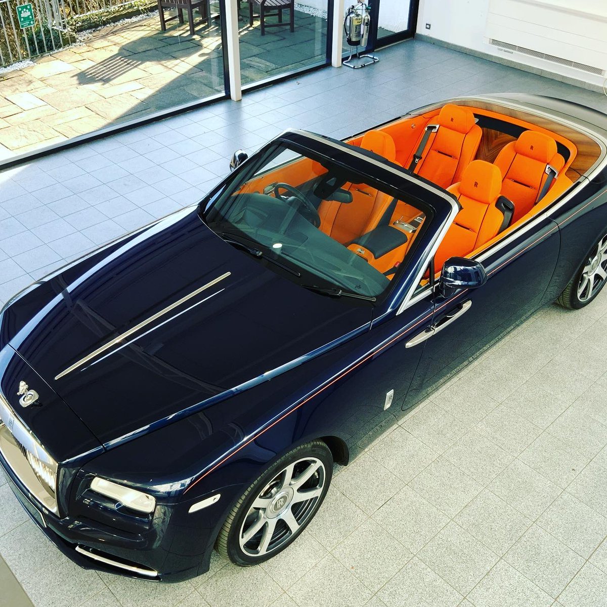 edinburgh_rrmc's tweet photo. Beautiful day in Edinburgh today. Shame this beautiful Dawn isnβt out enjoying the sun. It is live and online @GRANGEMOTORS. Contact the team for your virtual appointment to see just how good this car is #rollsroyce #dawn #launchspec #mandarinleather #sun #edinburgh #grange https://t.co/wMMFNPusrx