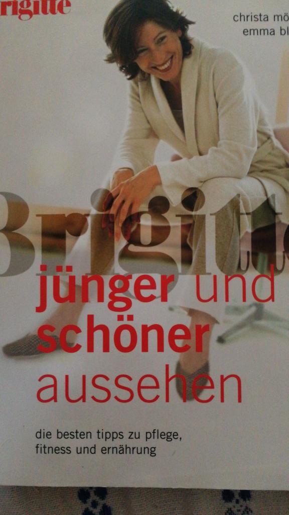 Arndt Spannagel (@arndts) on Twitter photo Also wenn man so ein Buch geschenkt bekommt... Darf man da schon Gewalt anwenden? #fragefüreinenfreund Also wenn man so ein Buch geschenkt bekommt... Darf man da schon Gewalt anwenden? #fragefüreinenfreund
