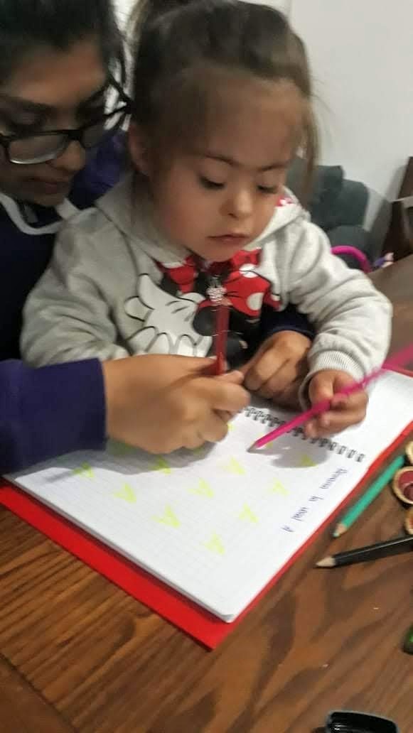 inandrea20's tweet photo. Gracias por enseñarnos que con poquito se es inmensamente feliz y darnos amor por montones... Te amamos pequeña Antonia 😍😘 #DiainternacionalDelSindromeDeDown #Trisomie21 #T21 #DownSyndrome #DownSyndromeDay #love #diversidad #amorparatodalavida https://t.co/LOCWYJcOwb