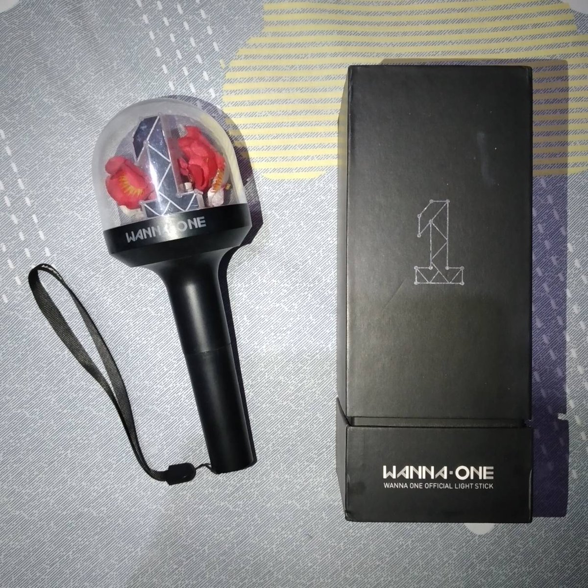 hsign62's tweet photo. (HELP RT)

WTS NABLEBONG OFFICIAL LIGHTSTICK WANNA ONE 180K (INCLUDE PACKING + ADMIN OREN)

⚠️ADA SCRATCH DI AKRILIK, CRACK DI GAGANG
❌TIDAK termasuk bunga dalem ls 
VIDEO ada dibawah

https://t.co/6nyNXZs4Rn https://t.co/Rcmn5sRFF0