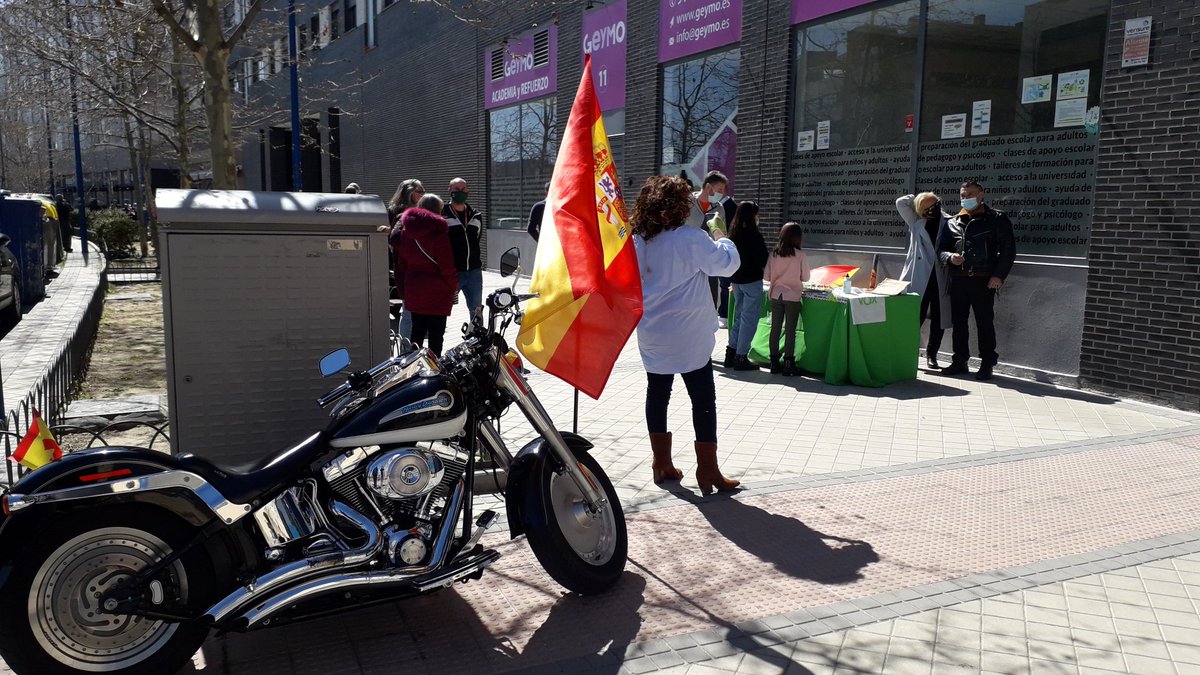 VOX_leganes's tweet photo. MESA2️⃣ #PozaDelAgua
Nuestra edil @BeaTejero ha estado hoy escuchando las reivindicaciones de los vecinos del barrio. Y nos han visitado el Concejal de Seguridad @grafito79 de @HumanesVox y la edil Noemí Selas de @Vox_Alcorcon
Gracias a todos ✅💚❎
#YoConMonasterio 🇪🇦🇪🇦🇪🇦 https://t.co/q4f9leSEZL