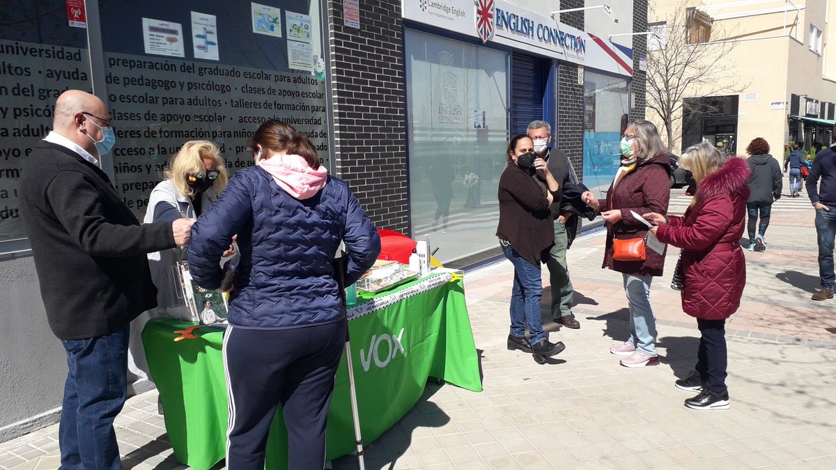 VOX_leganes's tweet photo. MESA2️⃣ #PozaDelAgua
Nuestra edil @BeaTejero ha estado hoy escuchando las reivindicaciones de los vecinos del barrio. Y nos han visitado el Concejal de Seguridad @grafito79 de @HumanesVox y la edil Noemí Selas de @Vox_Alcorcon
Gracias a todos ✅💚❎
#YoConMonasterio 🇪🇦🇪🇦🇪🇦 https://t.co/q4f9leSEZL