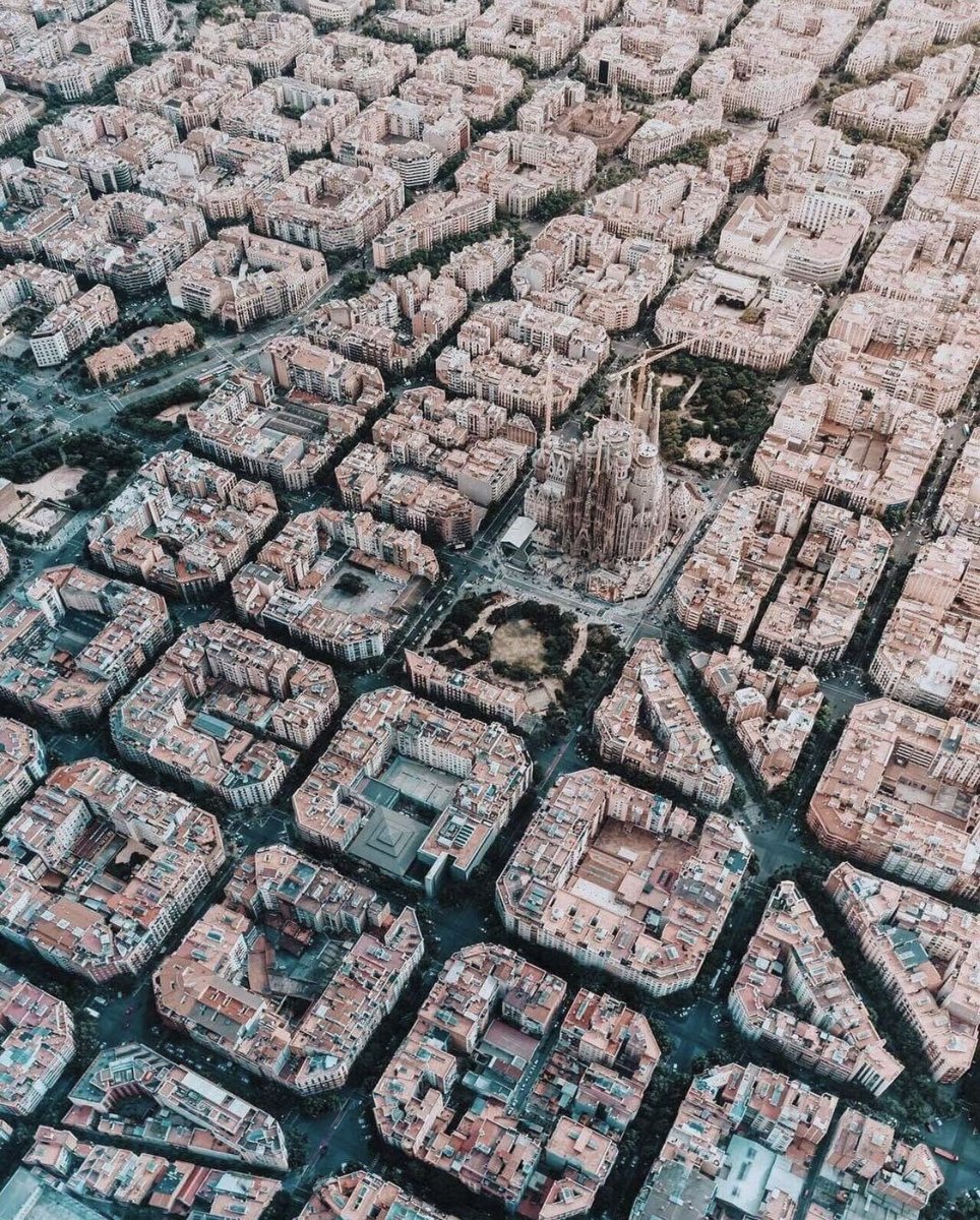 バルセロナを空から撮影した写真が芸術的過ぎる。