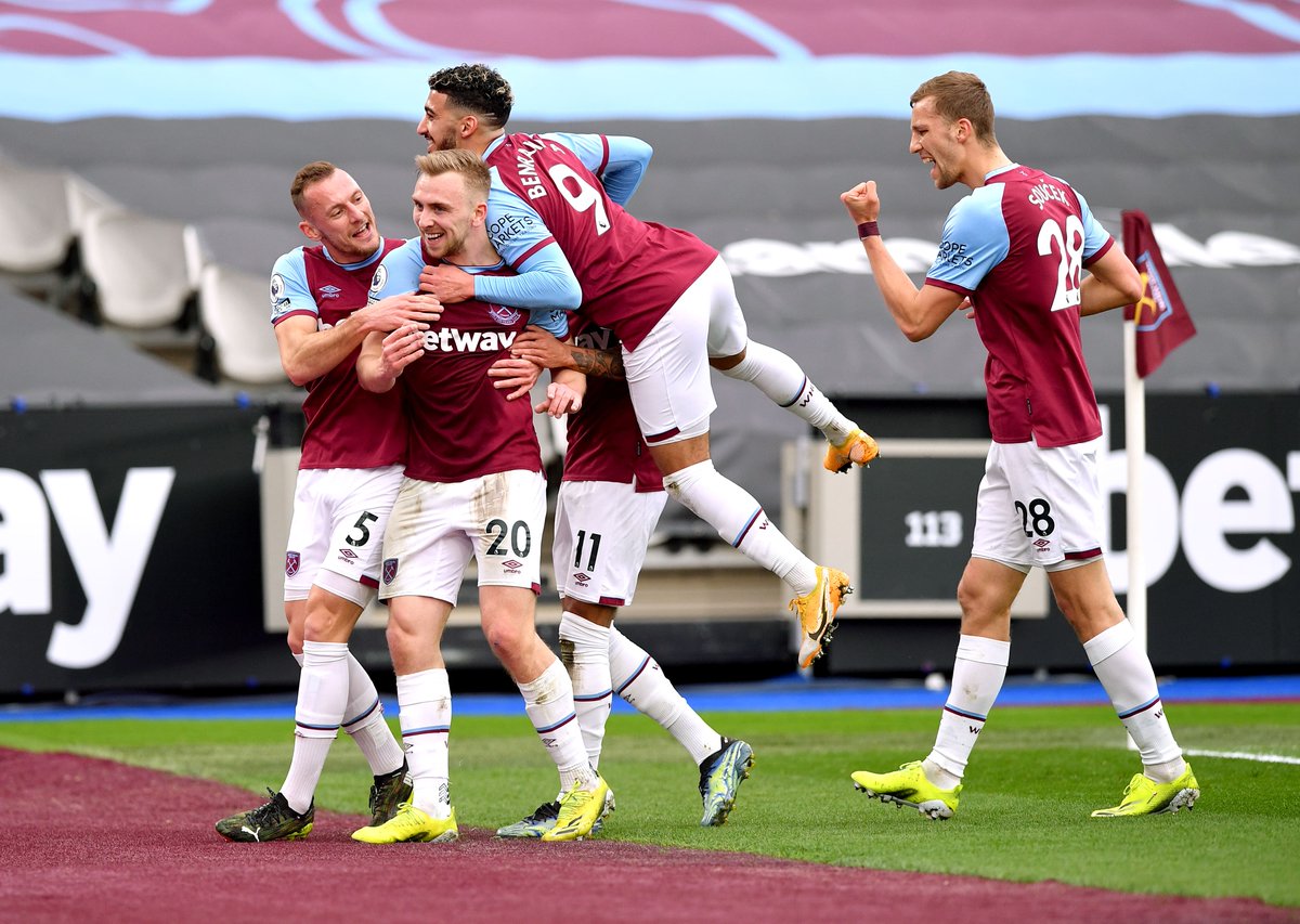 Squawka_Live's tweet photo. West Ham 3-1 Arsenal HT:

⚽️ Lingard
⚽️ Bowen
⚽️ Souček
⚽️ Souček (O.G)

An incredible first 45 minutes at the London Stadium. https://t.co/Debvij5SOW
