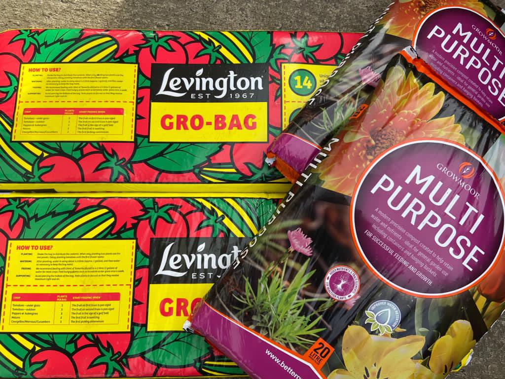 Davids_Kitchen's tweet photo. Hands up who has been in the garden today? 🙋‍♀️We have plants, compost and gro-bags in all stores 🪴 https://t.co/zbRlMZNgup