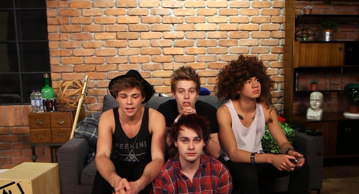 5SOSFrance__'s tweet photo. • Le #5SOSLiveStream c'était il y a 7 ans aujourd'hui ! 

https://t.co/c0NyhXA43i https://t.co/CTlUnlVd2f