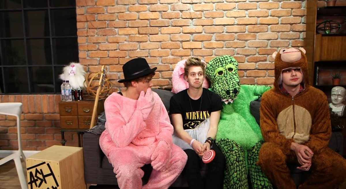 5SOSFrance__'s tweet photo. • Le #5SOSLiveStream c'était il y a 7 ans aujourd'hui ! 

https://t.co/c0NyhXA43i https://t.co/CTlUnlVd2f