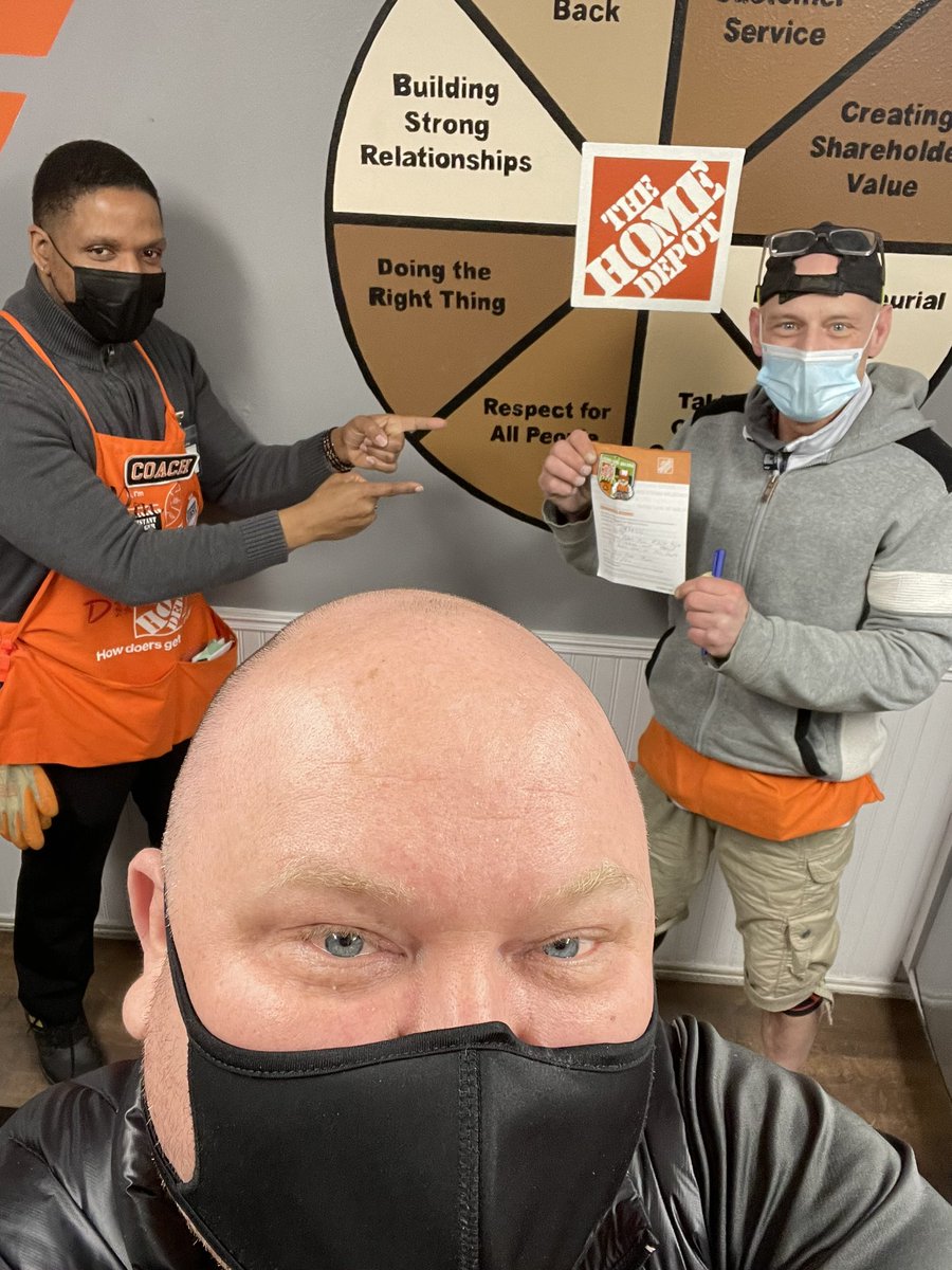 Bendotts's tweet image. Wanted to recognize Mr Jon Osterhout our Rockstar Night DS. Talk about an Associate that gives 110% each and every day. Even with the Freight flow as heavy as it is Jon is always ready to rock with a great attitude #4040Rocks @JonnyOD38 @RLM4040 @hdrharv
