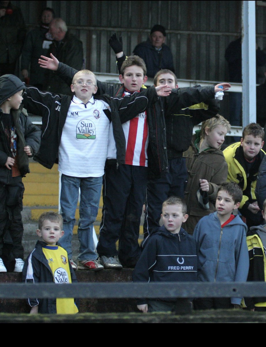 ErikNiva's tweet photo. Den här bilden på en 9-årig Jarrod Bowen - vit tröja - hemma på Edgar Street i Hereford är fan en av de bästa sportbilder jag vet. https://t.co/6AGBWfYxZg