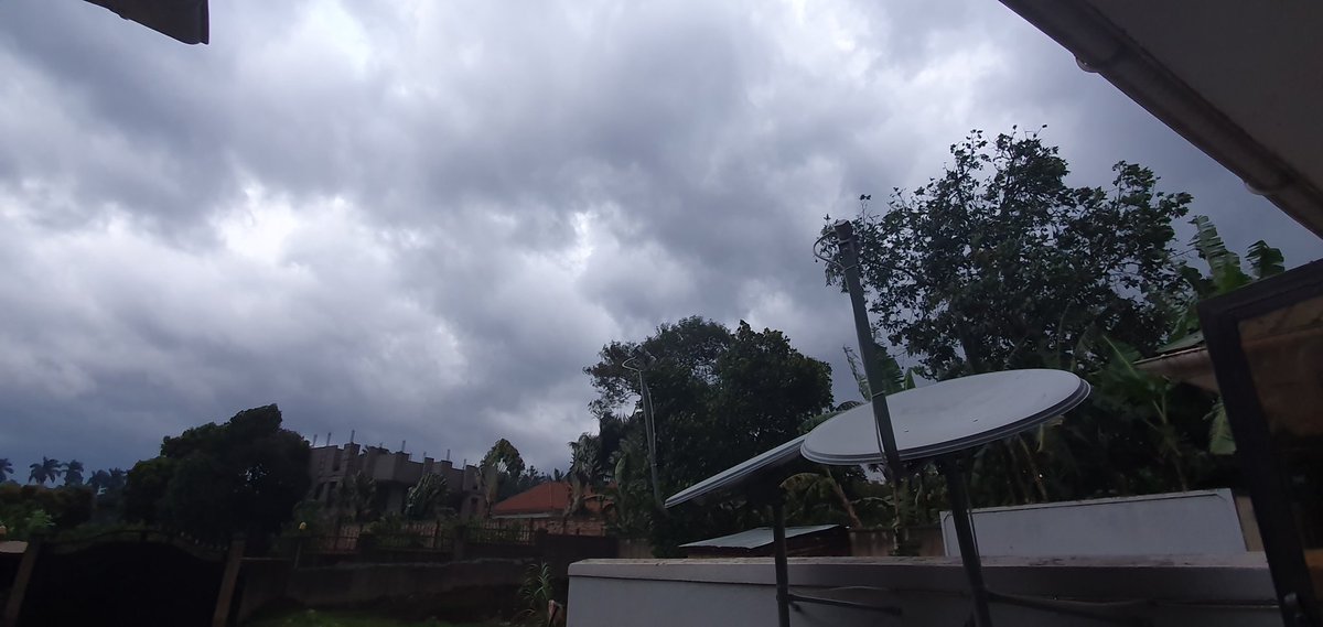 inakasiita1's tweet photo. Thick heavy clouds indicating likelihood of a rainy evening (as seen from my area code #Lungujja) Let's all keep 📢  alert #ClimateAction #climateactioninyourarea https://t.co/HI372szx1C