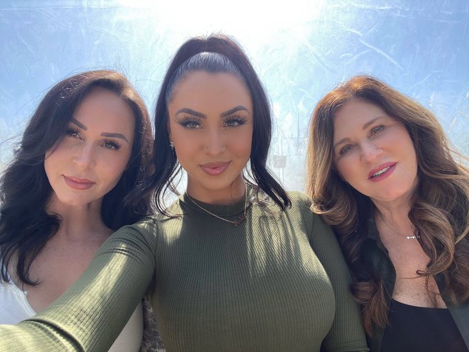 3 generations of bad bitches❤️ https://t.co/gMBaGngeOz