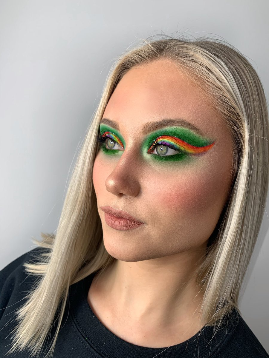 ChesneyBaker0's tweet photo. Also here’s a look I did at school 🌈 ☘️ https://t.co/AWgAaVGrl1