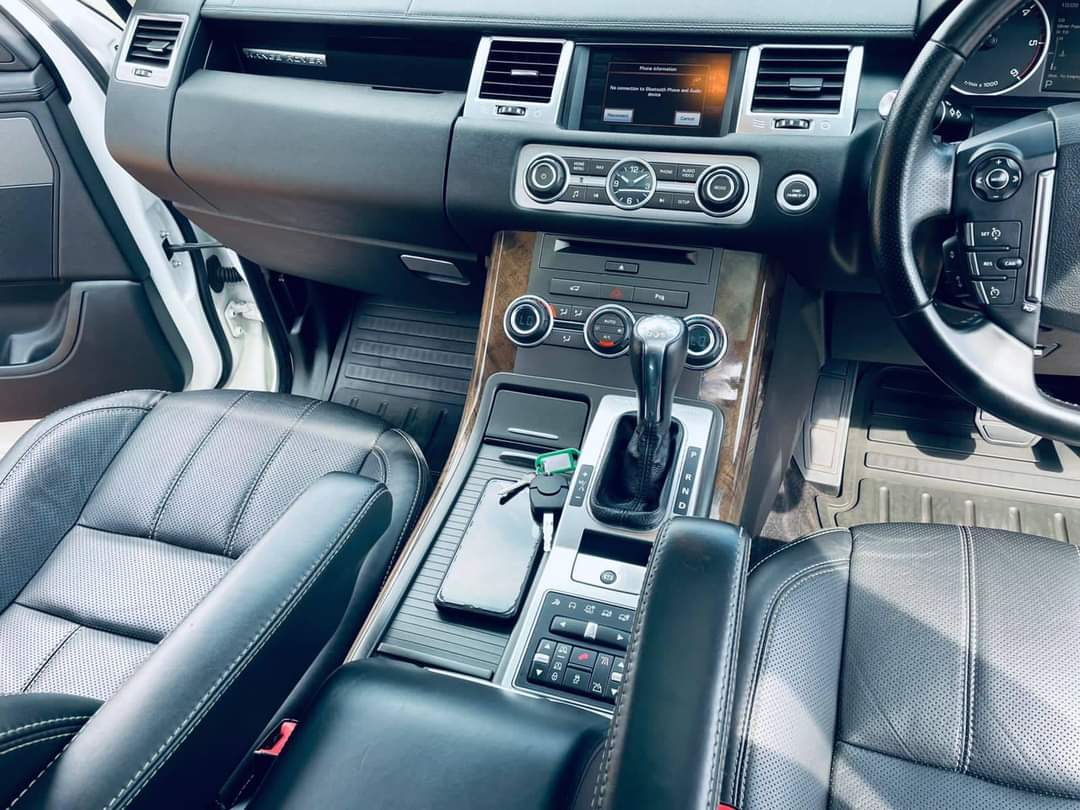 CarmazingSA's tweet photo. 2012 Rangerover Sport HSE Luxury 3.0d V6 
R252900

151000kms
in very immaculate condition with intelligent light system, front and back parking sensors, navigation, Bluetooth phone and a lot of extras.

☎️ 0834908382

#Carmazing #UsedCarsForSale 
#SowetoDerby #sundayvibes https://t.co/Aoj1yqWbye