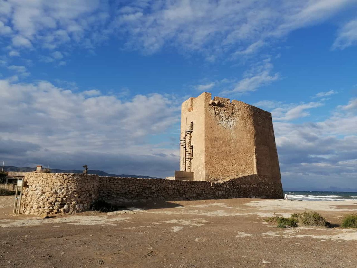 collaura_c's tweet photo. ➡️ Con el espléndido día de sol ☀️que hace hoy en Murcia comparto esta imagen de la parte salvaje y virgen de Águilas. Es extraordinaria, señoreada por la Torre de Cope frente al cabo con formas q recuerdan a un lagarto tendido al sol o vigilante. 😍👇🏻 https://t.co/NQbVPdPoYr
