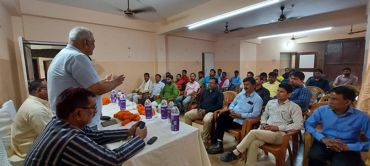 JanSangharshDal's tweet photo. बिहार के गोपालगंज में पार्टी के राष्ट्रीय अध्यक्ष श्री गुलरेज़ होदा जी पार्टी के पदाधिकारि और कार्यकर्ताओं के साथ बैठक कर वर्तमान राजनीति और हालात पर चर्चा करते हुये युवाओं को रोजगार से जोड़ने के लिये और सियासत में पकड़ बनाने के लिये प्रेरित किया।
#gulrejhoda https://t.co/5odrqkpgdw